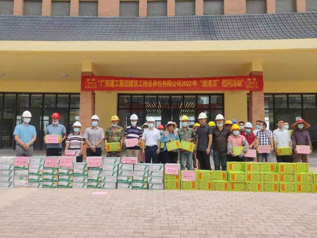 送清冷活动现场。彭永彬 摄（建图）.jpg