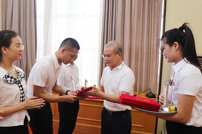 邓少新为获奖职工颁奖。周煜川 摄（建图）.jpg