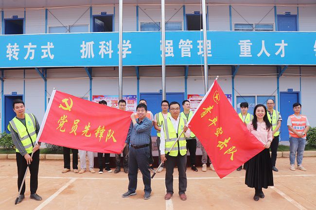 岑廷义和张力为党支部授旗。周煜川 摄（建图）.jpg