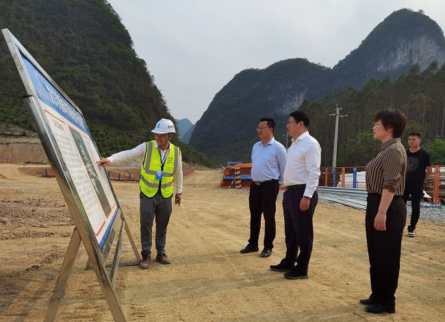 听取工作汇报。江家兵 摄（建图）.jpg