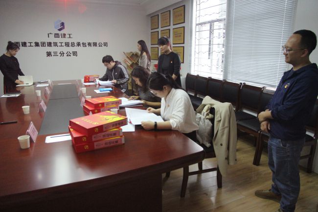 查抄资料现场。梁红玉 摄（建图）.jpg