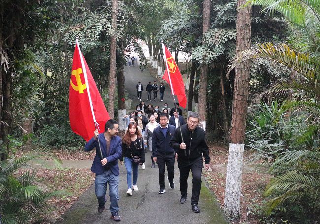 徒步走。张钊林 摄（建图）.jpg