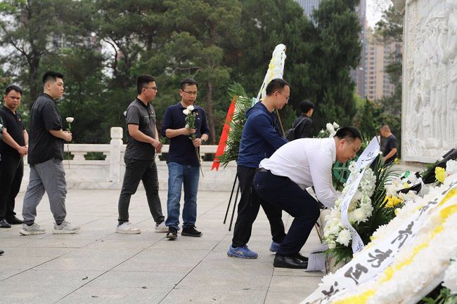 敬献白菊。林成斌 摄（建图）.jpg
