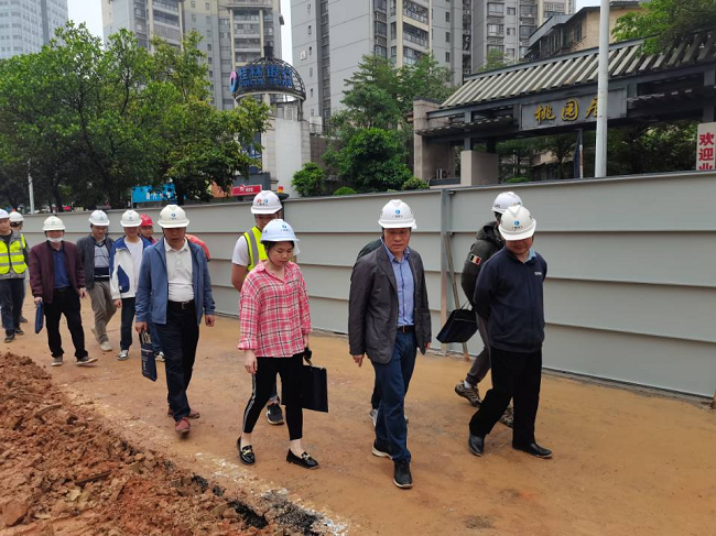 查抄现场。卢丽君 摄（建图）.png