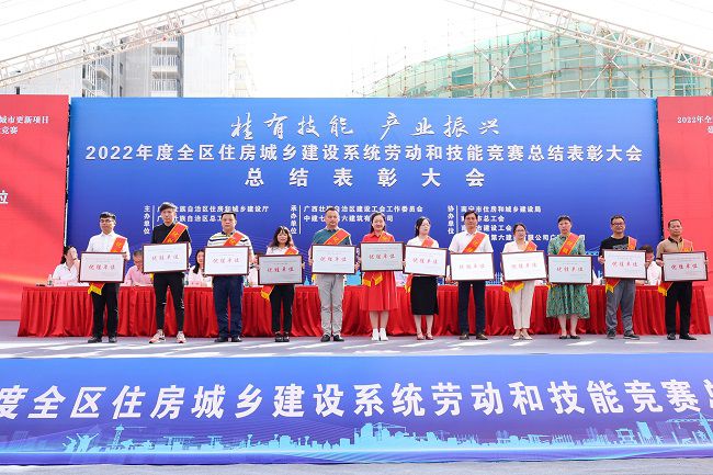 三分公司党支部书记、副总经理李振枢（左三）上台领取“优胜单元”奖.jpg