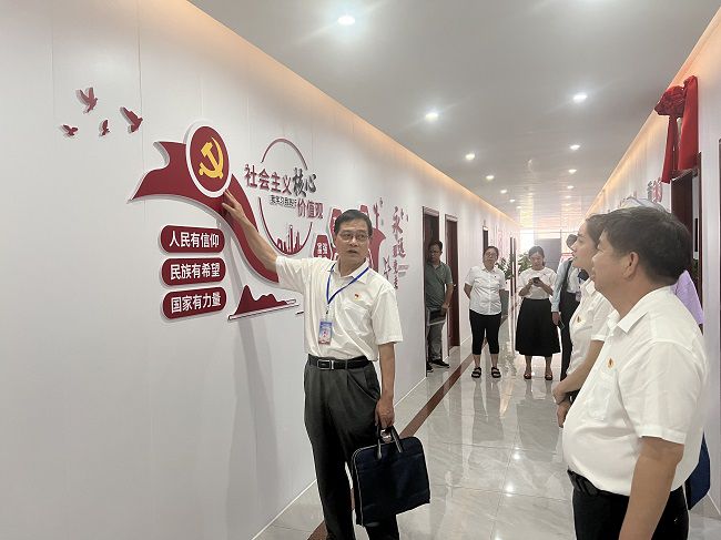 参观党建文化长廊。卢丽君 摄（建图）.jpg