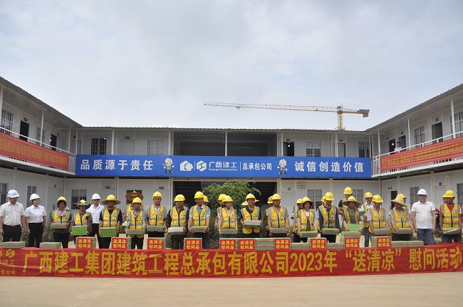 “送清冷”慰问活动合影。王瑾贞 摄（建图）.jpg