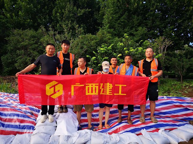 参与抢险的项目职工合影（建图）.jpg