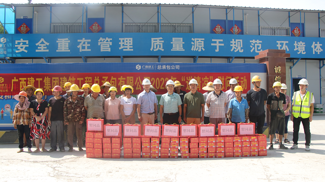 送清冷现场。蔡怡灵 摄（建图）.png