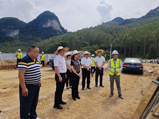 听项目现场进度汇报。江家兵摄（建图）.jpg