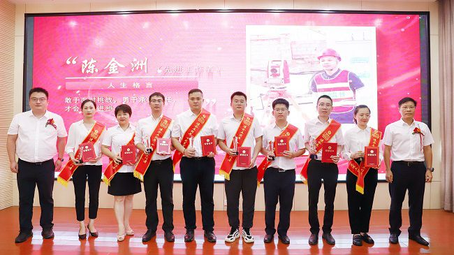 先进工作者颁奖合影。杨钰 摄（建图）.jpg