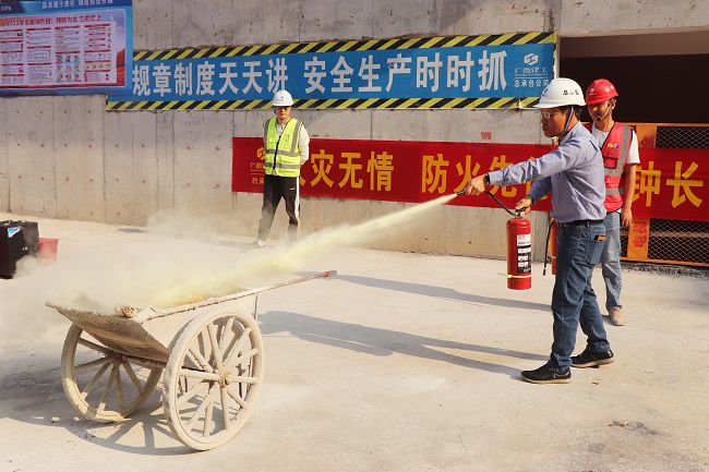 曾劲松进行灭火器材使用培训。周煜川 摄（建图）.jpg
