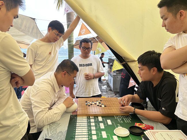 五子棋角逐现场。杨钰 摄（2）.jpg