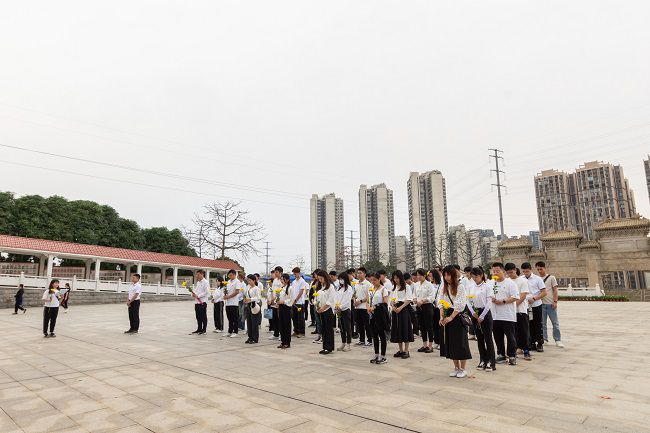 鞠躬默哀（建图）.jpg