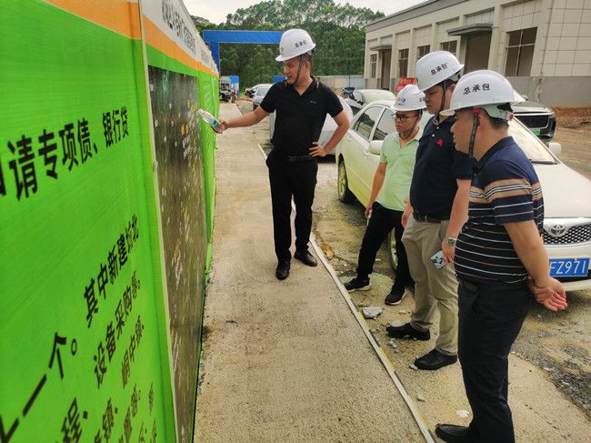黎双荣听取项目情况介绍。李海宁摄（建图）.jpg
