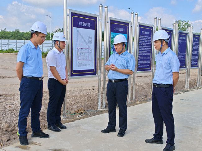 蓝海鹏在项目现场。江家兵摄（建图）.jpg
