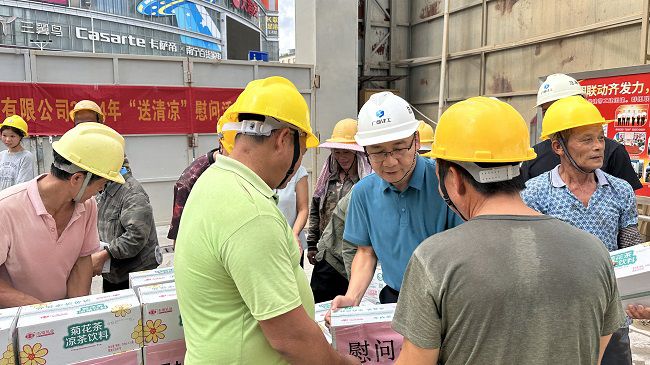发放慰问品1。容芝雅 摄（建图）.jpg