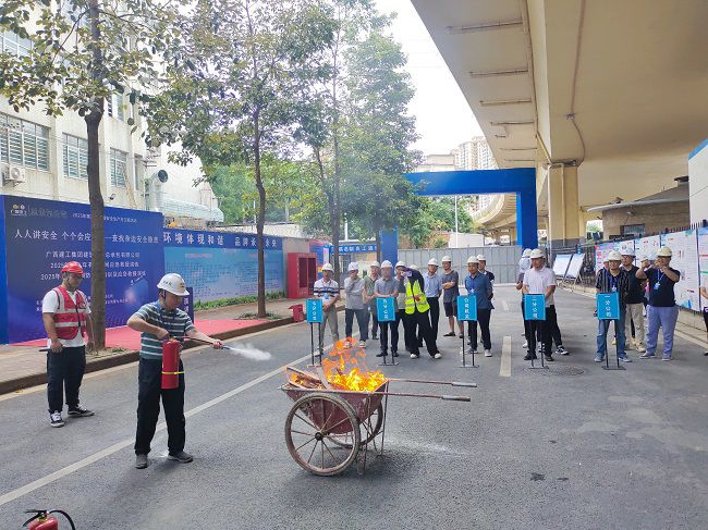 梅锦辉示芳火器操作；票ι 摄（建图）.jpg