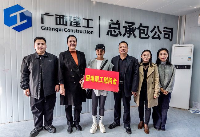慰问难题职工蓝丽丽。郭奎君摄（建图0）.jpg
